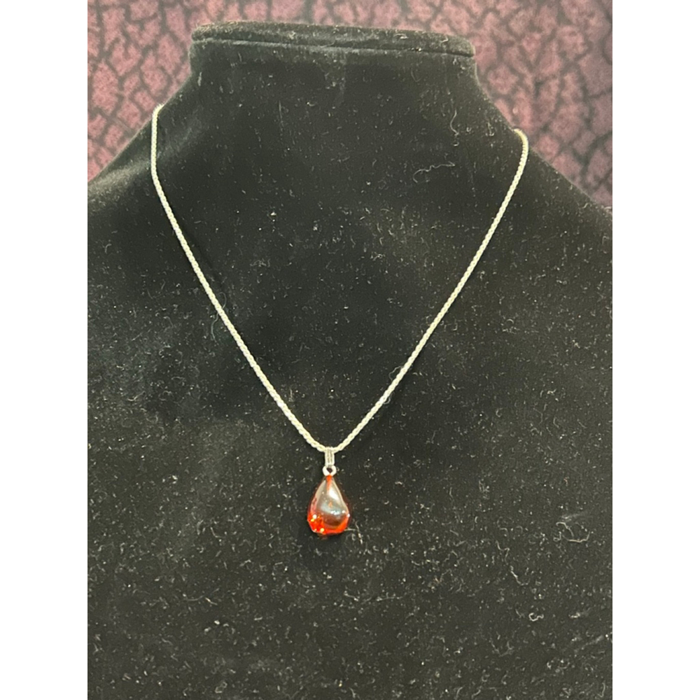 Women's vintage amber pendant and 9.25 Italy chain